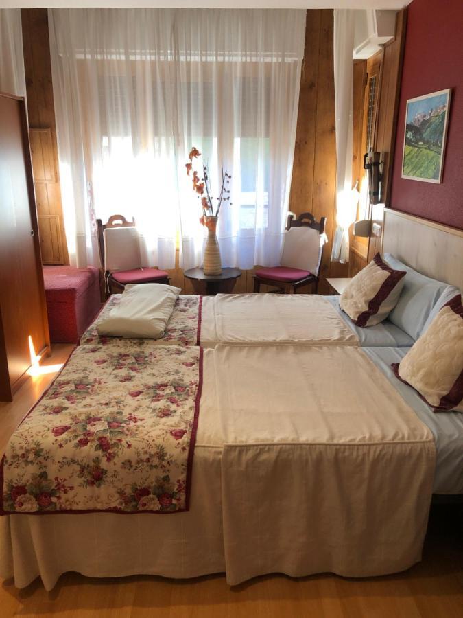 Hostal Escartin Sabiñánigo Esterno foto
