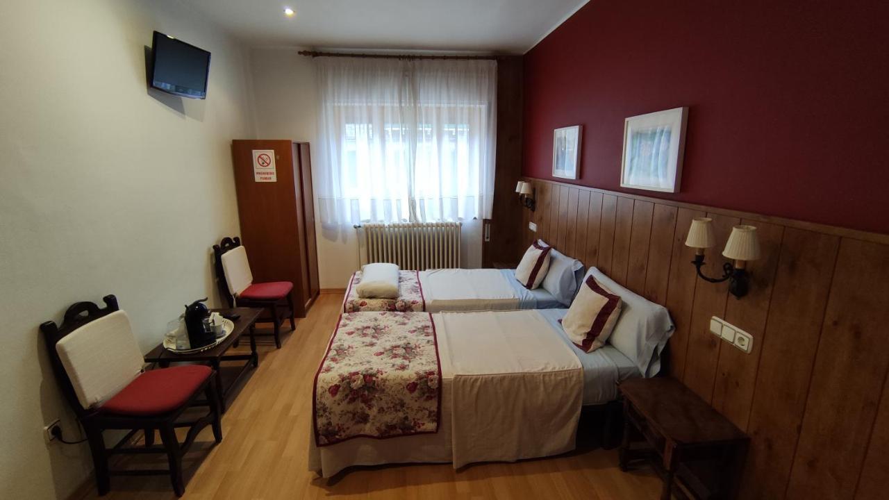 Hostal Escartin Sabiñánigo Esterno foto